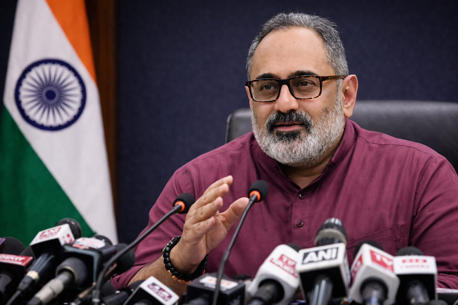 ഗൾഫിനെ തകർക്കുന്നവർക്ക് പിന്തുണയോ? ഇടത്-വലത് മുന്നണികൾക്കെതിരെ രാജീവ് ചന്ദ്രശേഖർ