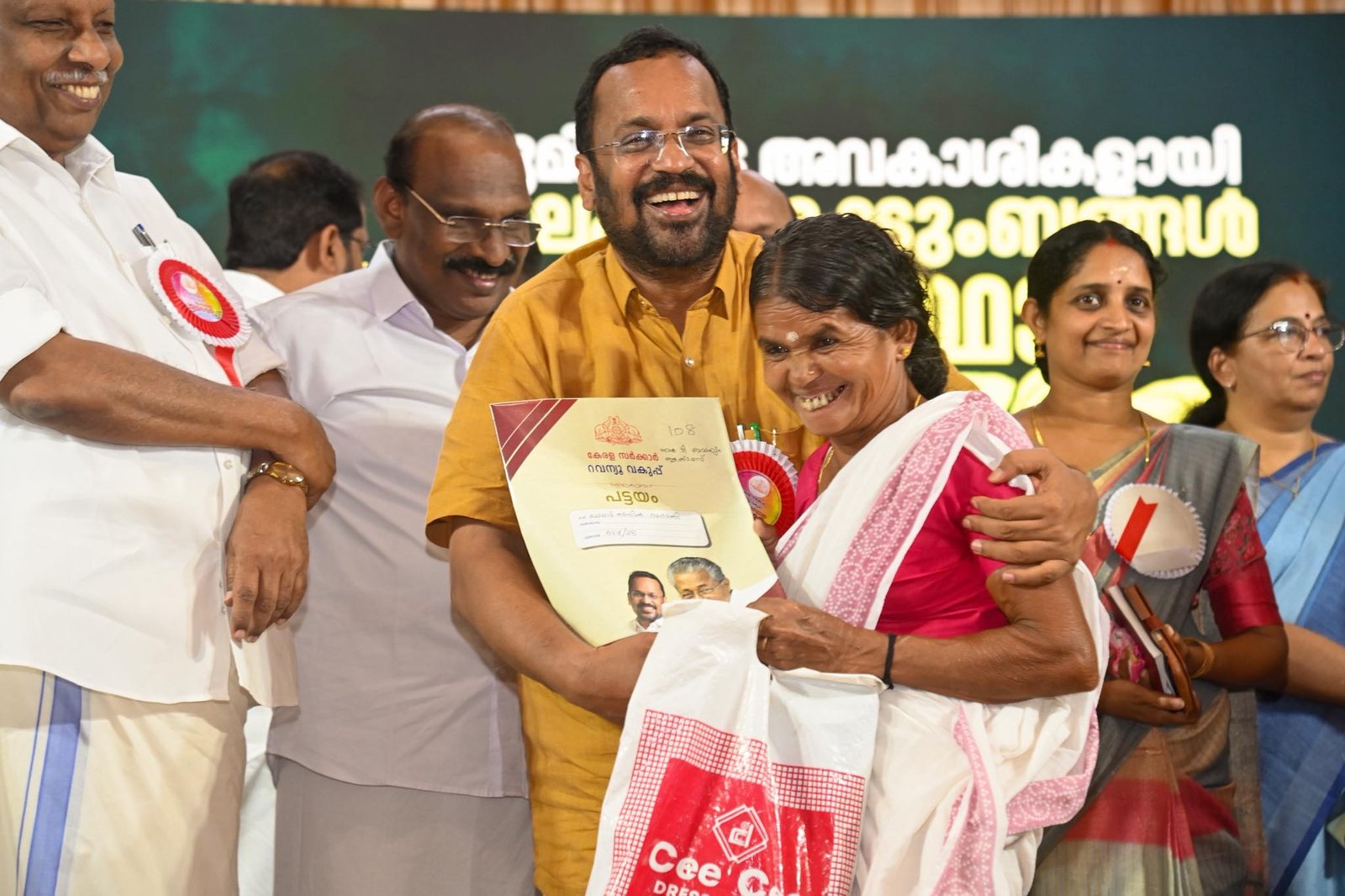 ഭൂരഹിതരില്ലാത്ത കേരളം ലക്ഷ്യം; 4.5 ലക്ഷം കുടുംബങ്ങൾക്ക് ഭൂമിയുടെ അവകാശം കൈമാറി മുഖ്യമന്ത്രി