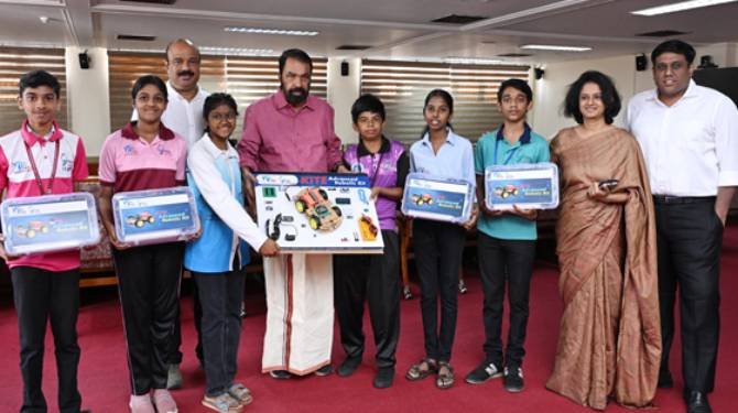 സംസ്ഥാനത്തെ ഹൈസ്‌കൂളുകളില്‍ റോബോട്ടിക് വിപ്ലവം: അഡ്വാന്‍സ്ഡ് റോബോട്ടിക് കിറ്റുകള്‍ വിതരണം ചെയ്തു